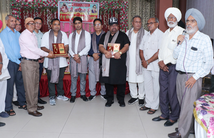 गुरु रविदास वेलफेयर ट्रस्ट द्वारा सम्मानित शख्सियतें।